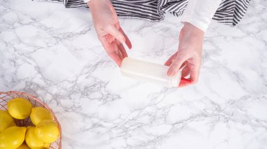 Düz yatıyordu. Adım adım. Bir tencerede şeker şurubu hazırlıyorum..