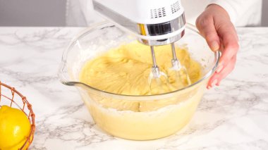 Adım adım. Limonlu kek hazırlamak için karıştırma kabındaki malzemeleri karıştırıyorum..