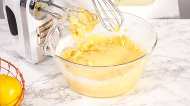 Adım adım. Limonlu kek hazırlamak için karıştırma kabındaki malzemeleri karıştırıyorum..