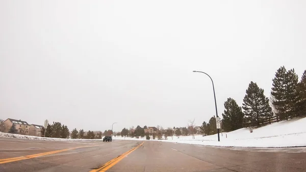 在寒冷的冬日早晨开车穿过典型的美国郊区社区 — 图库照片
