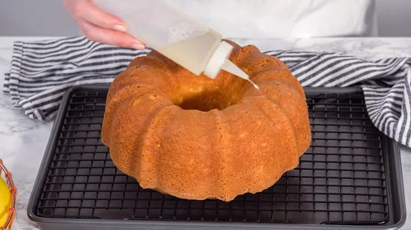 一步一步 将蛋糕糖浆压在柠檬面包蛋糕上 — 图库照片