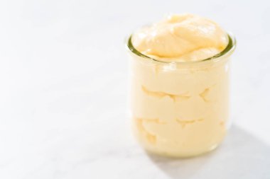 Krem peynir küçük cam jat içinde kek için doluyor..