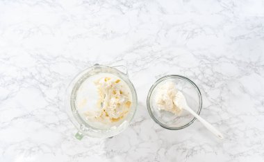 Düz yatıyordu. Amerikan bayrağı mini keklerini süslemek için tereyağlı kremayı poşetlere aktarıyorum..