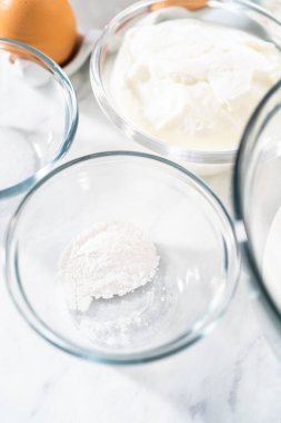 Kadife kek ve krem peynirli kek pişirmek için bardaktaki ölçülü malzemeler..