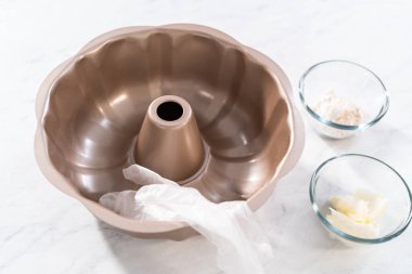 Krem peynirli kırmızı kadife keke yağlı metal kek kalıbı..