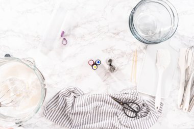 Düz yatıyordu. Tek boynuzlu at kurabiyesi pişirmek için besin boyasını kremaya karıştırıyorum..