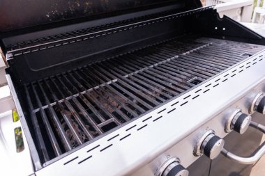 Temiz altı ocaklı ızgara yaz ızgarasına hazır..