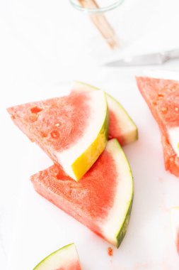 Şili limonlu karpuz patlatmak için olgun kırmızı karpuz dilimliyorum..