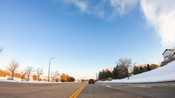 美国科罗拉多州丹佛 2020年2月10日 在寒冷的冬日早晨驾车穿过典型的美国郊区社区 — 图库照片