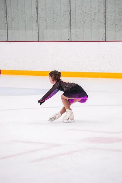 女の子練習前彼女のフィギュアスケート競技でザ室内アイスリンク — ストック写真
