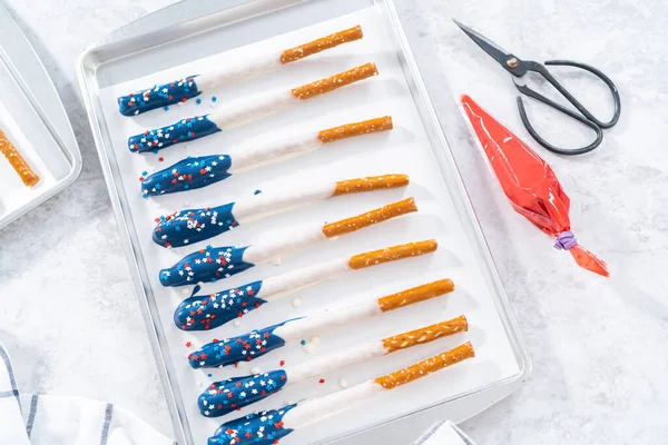 Dipping Pretzel Rods Melted Chocolate Prepare Chocolate Dipped Pretzel Rods — Stock Photo, Image