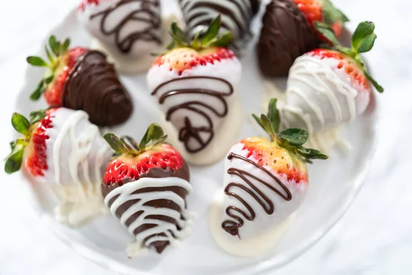 白巧克力和黑巧克力蘸草莓在白蛋糕架上 — 图库照片