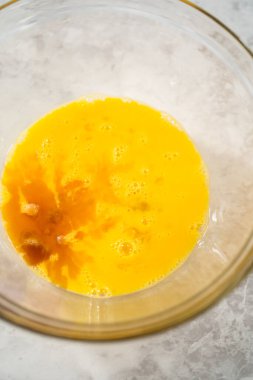 Çikolatalı kurabiyeleri naneli cipsle karıştırmak için büyük bir bardaktaki malzemeleri karıştırıyorum..