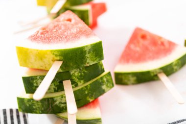 Şili limonlu karpuz patlatmak için olgun kırmızı karpuz dilimliyorum..