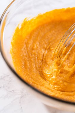 Büyük bir bardakta karışımı karıştırarak çikolatalı kabaklı kek ve karamel karışımı..