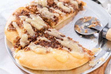 Krem peynirli taze tarçınlı tatlı pizza..