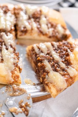 Krem peynirli taze tarçınlı tatlı pizza..