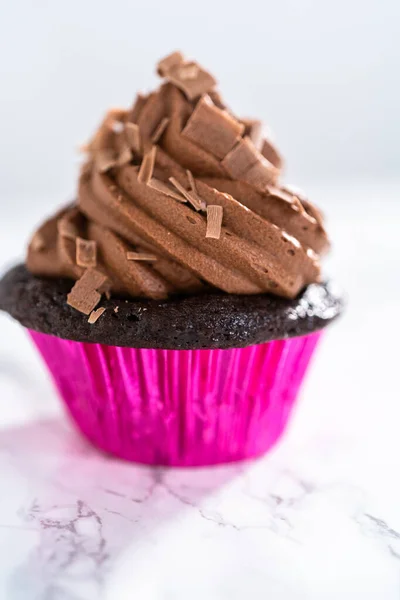 Tubulação Chocolate Ganache Geada Cima Cupcakes Chocolate — Fotografia de Stock