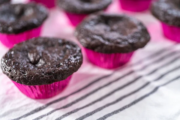 Cooling Freshly Baked Chocolate Cupcakes Paper Towel — Stock Photo, Image