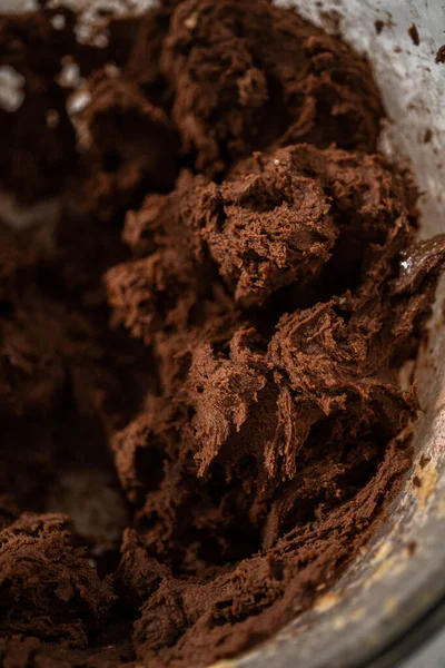Blanda Ingredienser Stor Glasblandningsskål Med Köksblandare För Att Baka Chokladkakor — Stockfoto
