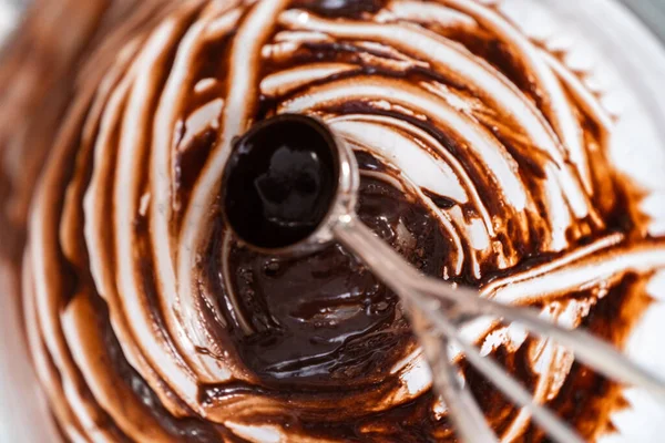 Bakar Chokladmuffins Scooping Choklad Muffins Smet Cupcake Pan — Stockfoto