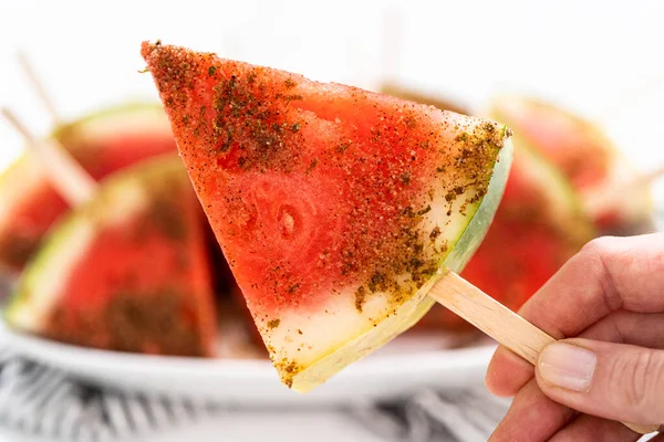 Chili Limoen Watermeloen Pops Een Witte Serveerplaat — Stockfoto