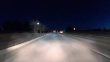 Denver, Colorado, ABD-17 Ocak 2020 - Amerika 'nın banliyölerinde geceleri tipik asfalt yollarda sürüş.