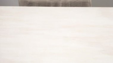 Adım adım. Çikolatalı kek pişirmek için yağlı metal kek tepsisi..