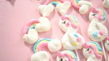 Adım adım. Kameraya yakın duran tek boynuzlu at kurabiyeleri fırlatıyor..