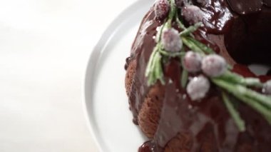 Adım adım. Çikolatalı kek. Çikolata kremalı. Taze yaban mersinli ve biberiyeli..