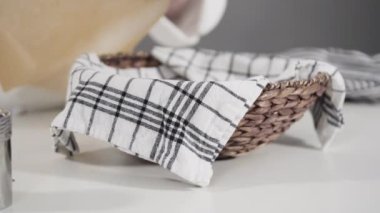 Ev yapımı mayalı buğday ekmeğini dökme demir Hollanda fırınında pişirmek.