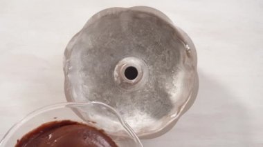 Adım adım. Düz yatıyordu. Çikolatalı kek hamuru metal bir demet kek tepsisi pişirmeye hazır..