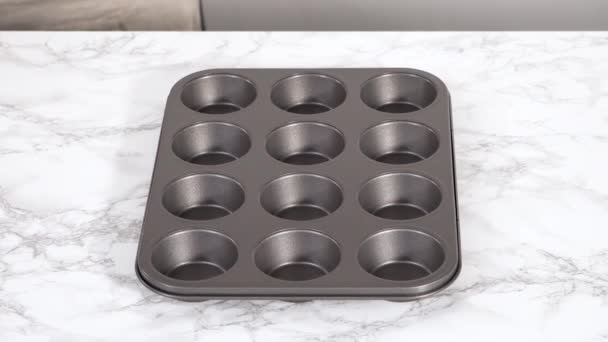 Baking Chocolate Cupcakes Lining Metal Cupcake Pan Foil Cupcake Liners — Stock Video