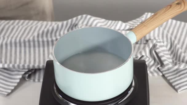 时间流逝 一步一步 在电锅上的小平底锅里准备糖蜜 — 图库视频影像