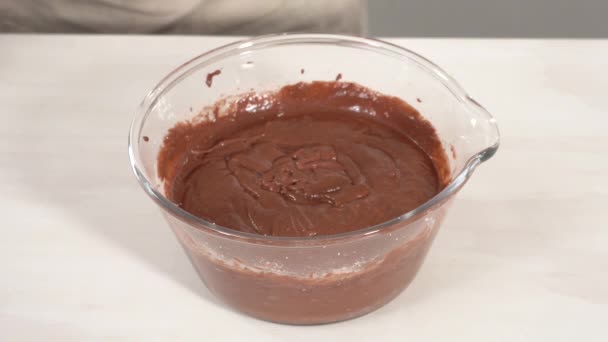 Stap Voor Stap Mengen Van Ingrediënten Een Glazen Mengkom Chocoladecake — Stockvideo