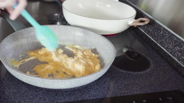 用新鲜蔬菜 鸡蛋和熏肉在面糊里做早餐卷饼 — 图库视频影像