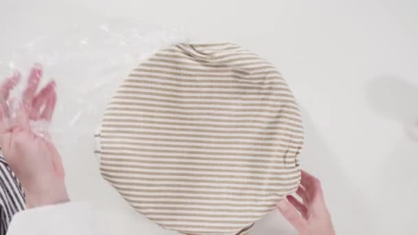 用铸铁烤箱烘烤自制酸面团小麦面包 — 图库视频影像