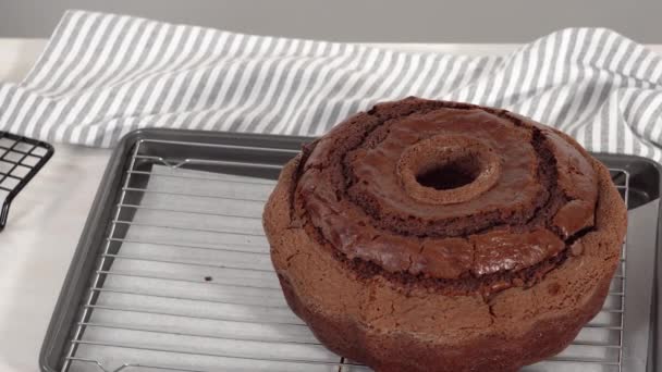 Langkah Demi Langkah Mendinginkan Kue Bundt Coklat Yang Baru Dipanggang — Stok Video