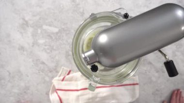 Düz yatıyordu. Tek boynuzlu at temalı patatesler hazırlamak için mutfak mikserindeki malzemeleri karıştırıyorum..