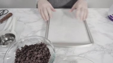 Adım adım. Mermer bir yüzeyde çikolata soslu çilek hazırlamak için gerekli malzemeler..