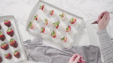 Zaman aşımı. Düz yatıyordu. Adım adım. Çiseleyen erimiş çikolata, pasta poşetinden çikolata kaplı çileğe.