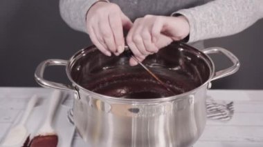 Zaman aşımı. Adım adım. Basit çikolatalı şekerlemeler yapmak için yemek kabındaki malzemeleri karıştırıyorum..