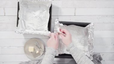 Düz yatıyordu. Adım adım. Ev yapımı şekerleme yapmak için yağlama tavası.