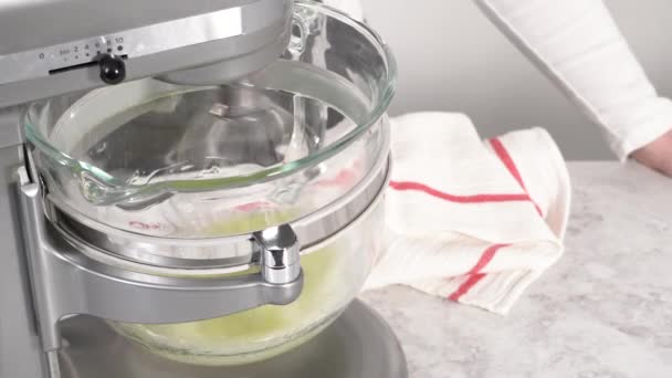 一步一步 将配料混合在厨房搅拌器中烘焙独角兽蛋白甜饼 — 图库视频影像