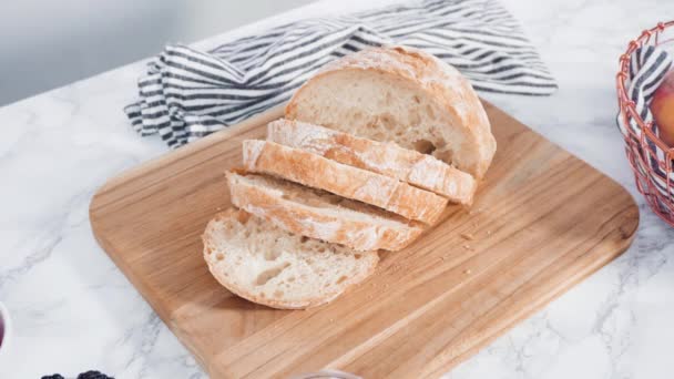 Крок Кроком Нарізання Хліба Чіабата Хлібом Дошці Різання Деревини — стокове відео