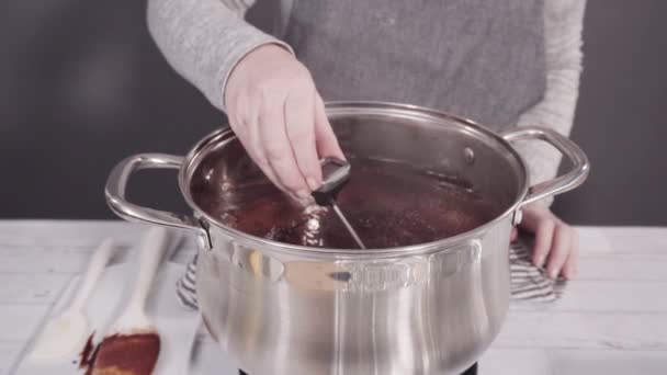 一步一步 把配料混合在锅里 做成简单的巧克力软糖 — 图库视频影像