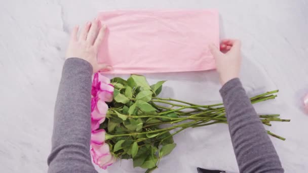 Flat Lay Step Step Florist Arranging Bouquet Pink Roses — Stock Video
