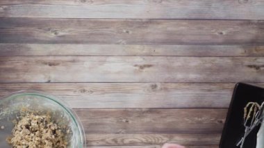 Düz yatıyordu. Adım adım. Kurabiye hamurunu hamur kepçesiyle fırçalamak..