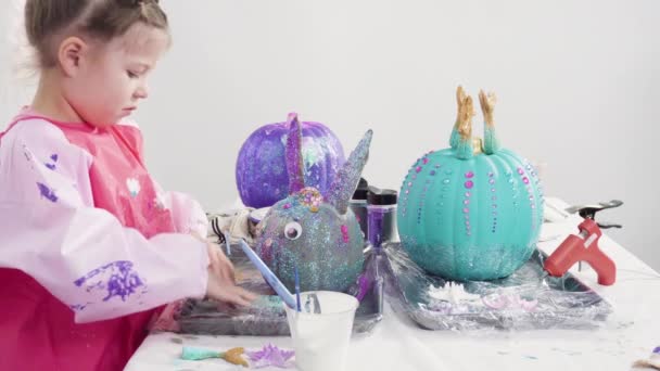Stap Voor Stap Moeder Dochter Versieren Kunst Pompoenen Met Glitter — Stockvideo
