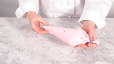 Adım adım. Boru torbasında pembe vanilyalı krema..